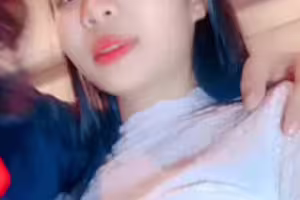 叫来两个漂亮妹子让大屌黑人直播操给网友看