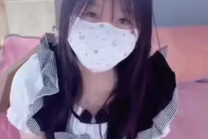 51吃瓜网.帮忙给妹妹送东西意外撞见合租室友自慰把她按在床上猛插