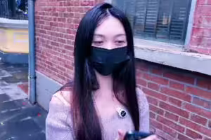 周慕云ZMY-012彼女の街角新人摄像师的扫街日常