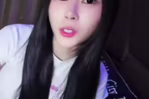 超辣的女房东为了不让我搬走晚上突然买宵夜来给我一点温暖-布丁