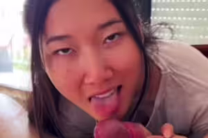 和男友躺沙发上猛力操我的小穴射了很多精液-EMILY