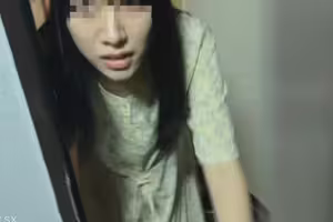 fc2-ppv 4973905 【個撮】大量潮吹老婆。在老公旁邊驚人地硬起巨乳頭，濕透了。忍住聲音強忍的樣子讓我興奮到不行。 | FC2電子市場