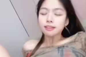 推开弟弟的房门看到弟弟在打飞机骚姐姐只好以身体满足弟弟的欲望