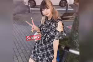 FC2PPV 4956763 ※良乳【無】Xで万ﾊﾞｽﾞした美容師を口説き落としﾊﾒ撮り。お人形みたいな顔立ちに最高の揺れ乳。２回中出ししないと気が済まない。。LIVE
