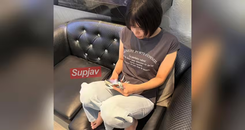 FC2PPV 4962233 【個撮】潮吹き人妻コンカフェ嬢、加齢と共に客入り激減で生活苦に。P活で生計を立てようとするも、いきなり知らない男とSEXで戸惑いながら敏感なマ●コは大量の愛液を垂らし、何度もイきまくる。LIVE